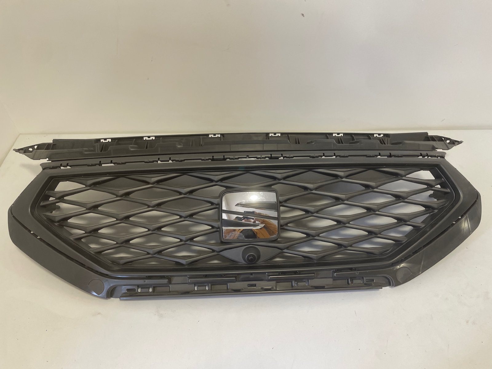 Seat hűtőrács króm emblémával